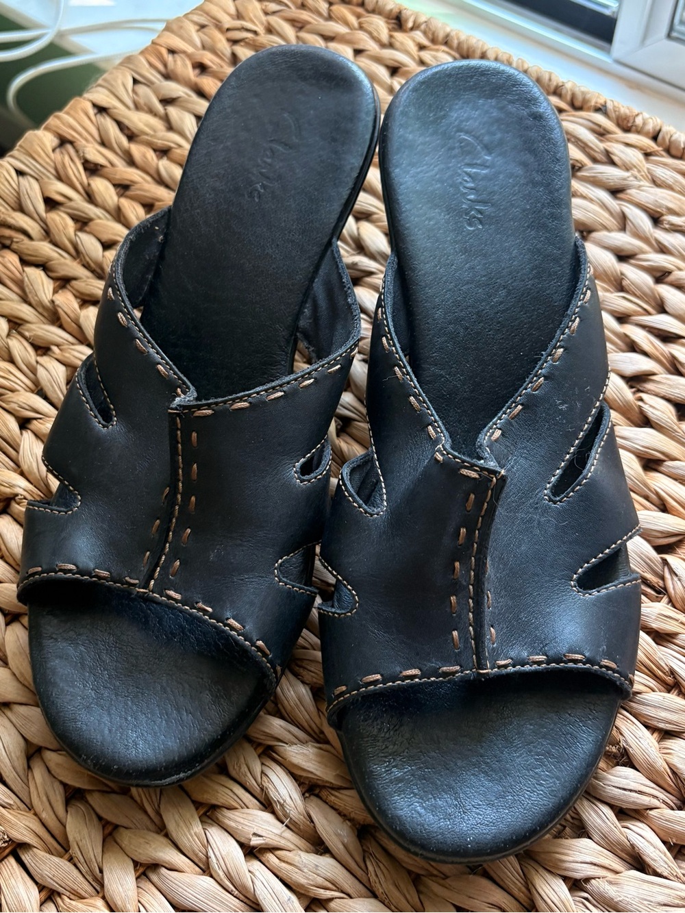 Clarks Artisan Collection Women's Black Leather Sandals 9M EUC Contrast Stitch - Picture 2 of 10